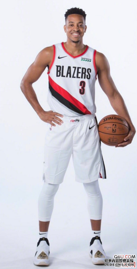 CJ麥科勒姆專屬空襲5圣誕PE實物細節賞析 本賽季CJ上腳的個人PE有哪些 CJ麥科勒姆專屬空襲5圣誕PE實物細節賞析 本賽季CJ上腳的個人PE有哪些