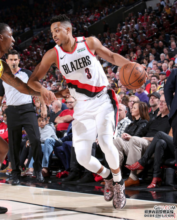 CJ麥科勒姆專屬空襲5圣誕PE實物細節賞析 本賽季CJ上腳的個人PE有哪些 CJ麥科勒姆專屬空襲5圣誕PE實物細節賞析 本賽季CJ上腳的個人PE有哪些