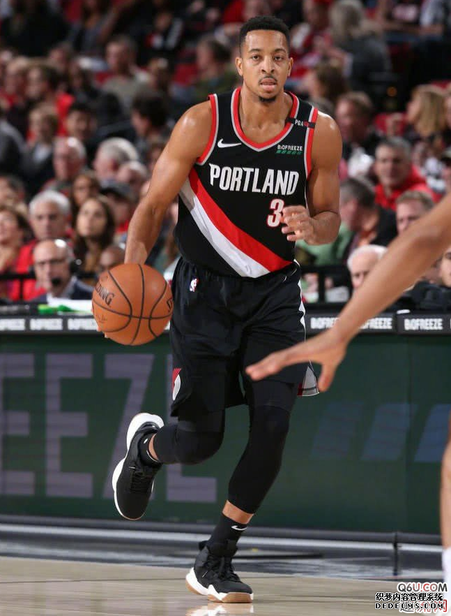 CJ麥科勒姆專屬空襲5圣誕PE實物細節賞析 本賽季CJ上腳的個人PE有哪些 CJ麥科勒姆專屬空襲5圣誕PE實物細節賞析 本賽季CJ上腳的個人PE有哪些