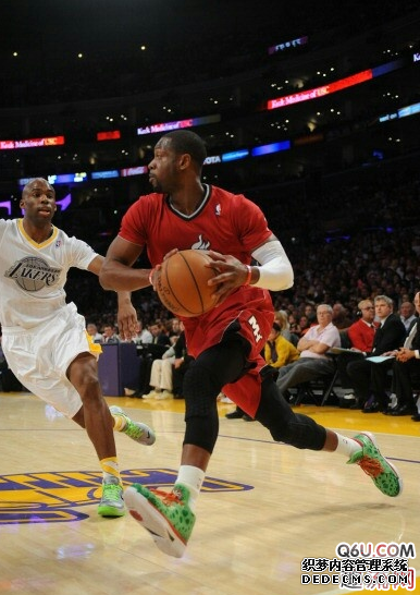 韋德之道7沒有圣誕配色 往年韋德圣誕大戰上腳的韋德之道圣誕系列鞋款盤點