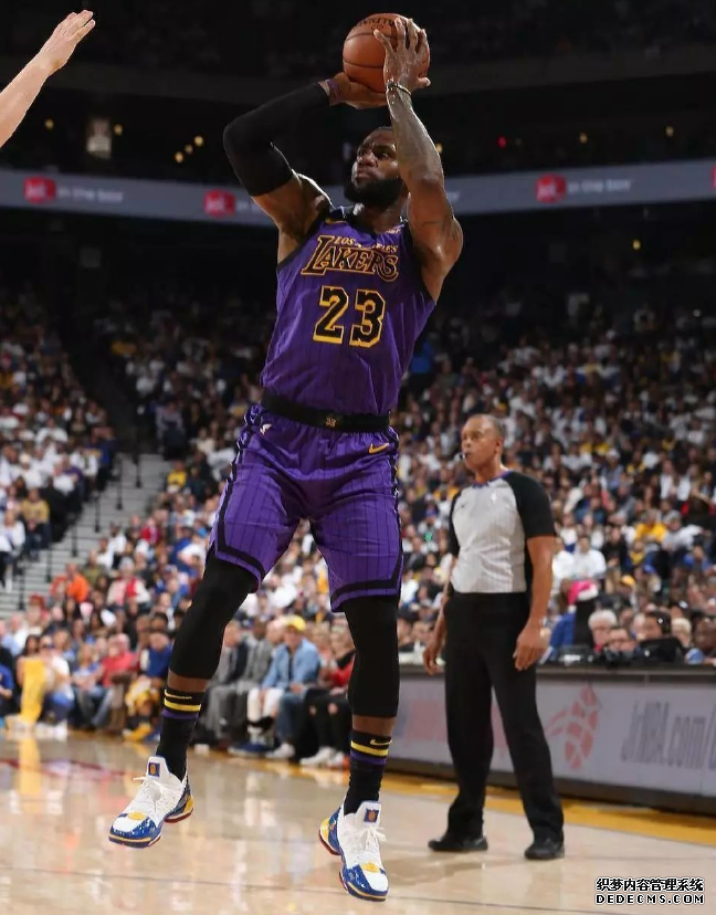 2018圣誕大戰詹姆斯上腳lbj16超人配色 圣誕大戰顏值超高的鞋款盤點 2018圣誕大戰詹姆斯上腳lbj16超人配色 圣誕大戰顏值超高的鞋款盤點