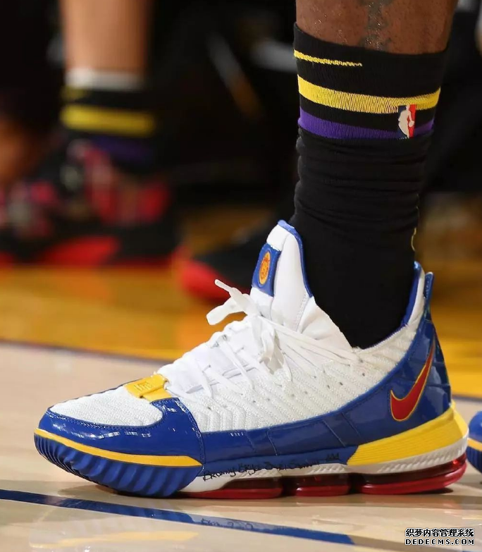 2018圣誕大戰詹姆斯上腳lbj16超人配色 圣誕大戰顏值超高的鞋款盤點 2018圣誕大戰詹姆斯上腳lbj16超人配色 圣誕大戰顏值超高的鞋款盤點