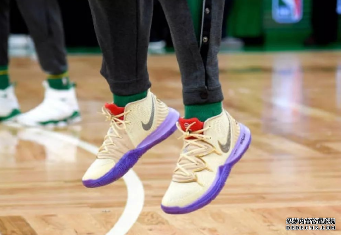 2018圣誕大戰詹姆斯上腳lbj16超人配色 圣誕大戰顏值超高的鞋款盤點 2018圣誕大戰詹姆斯上腳lbj16超人配色 圣誕大戰顏值超高的鞋款盤點