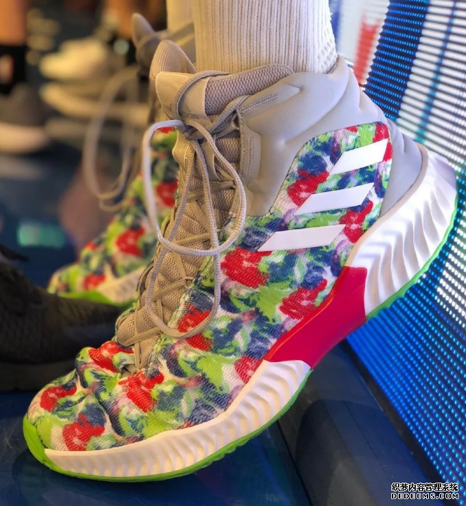 2018圣誕大戰詹姆斯上腳lbj16超人配色 圣誕大戰顏值超高的鞋款盤點 2018圣誕大戰詹姆斯上腳lbj16超人配色 圣誕大戰顏值超高的鞋款盤點