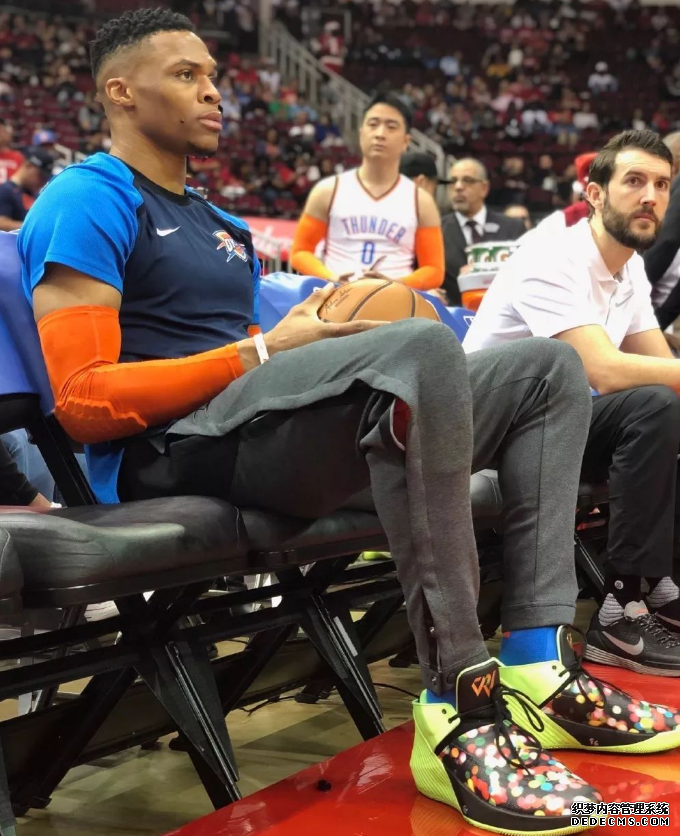 2018圣誕大戰詹姆斯上腳lbj16超人配色 圣誕大戰顏值超高的鞋款盤點 2018圣誕大戰詹姆斯上腳lbj16超人配色 圣誕大戰顏值超高的鞋款盤點