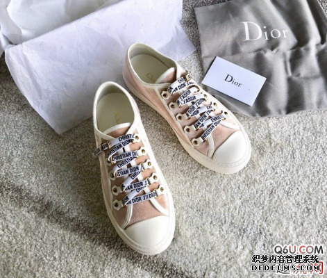迪奧字母刺繡帆布鞋偏碼嗎 2019dior明星同款帆布鞋上腳怎么樣 迪奧字母刺繡帆布鞋偏碼嗎 2019dior明星同款帆布鞋上腳怎么樣