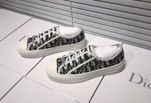 迪奧字母刺繡帆布鞋偏碼嗎 2019dior明星同款帆布