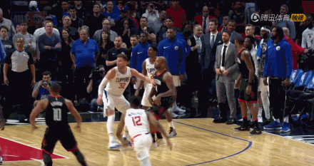 保羅率哈登等人闖快船更衣室 火箭快船嚴重沖突的前因后果 保羅率哈登等人闖快船更衣室 火箭快船嚴重沖突的前因后果