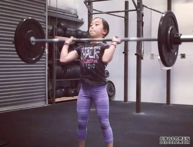 兒童健身好不好 12歲女孩Elle沉迷健身 兒童健身好不好 12歲女孩Elle沉迷健身