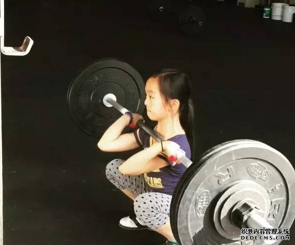 兒童健身好不好 12歲女孩Elle沉迷健身 兒童健身好不好 12歲女孩Elle沉迷健身