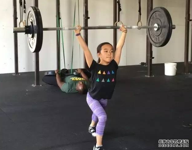 兒童健身好不好 12歲女孩Elle沉迷健身 兒童健身好不好 12歲女孩Elle沉迷健身