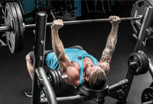 臥推應(yīng)該怎樣練 臥推的科學訓練方法