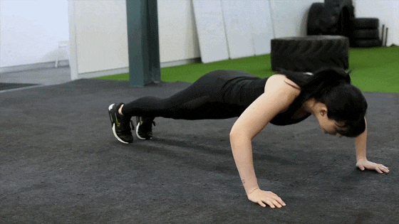 俯臥撐塌腰怎么辦 俯臥撐的正確姿勢 俯臥撐塌腰怎么辦 俯臥撐的正確姿勢