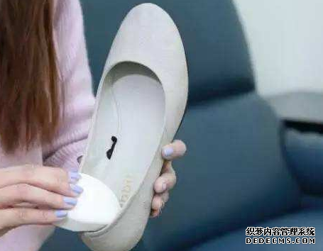 新鞋磨腳跟怎么辦 新鞋磨腳跟的處理方法 新鞋磨腳跟怎么辦 新鞋磨腳跟的處理方法