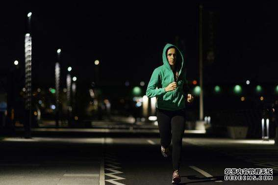 夜跑減肥的正確方法有哪些 夜跑需要注意的安全事項(xiàng) 夜跑減肥的正確方法有哪些 夜跑需要注意的安全事項(xiàng)