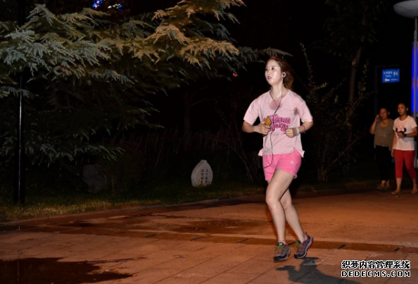 夜跑減肥的正確方法有哪些 夜跑需要注意的安全事項(xiàng) 夜跑減肥的正確方法有哪些 夜跑需要注意的安全事項(xiàng)