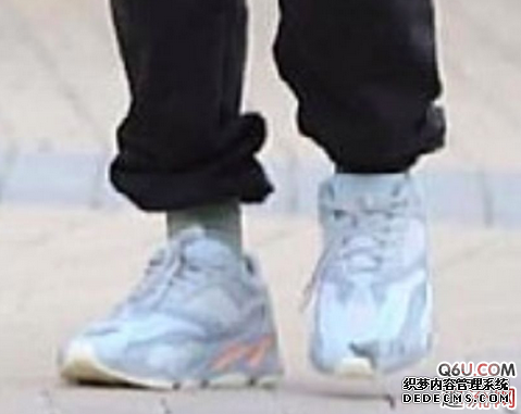 侃爺上腳曝光yeezy700 v1冰藍(lán)配色 yeezy700 v1冰藍(lán)配色何時(shí)發(fā)售 侃爺上腳曝光yeezy700 v1冰藍(lán)配色 yeezy700 v1冰藍(lán)配色何時(shí)發(fā)售