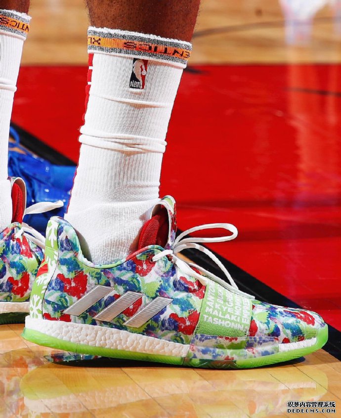 庫里6格林奇偷走圣誕定制配色曝光 圣誕大戰球星上腳了哪些好看的配色 庫里6格林奇偷走圣誕定制配色曝光 圣誕大戰球星上腳了哪些好看的配色