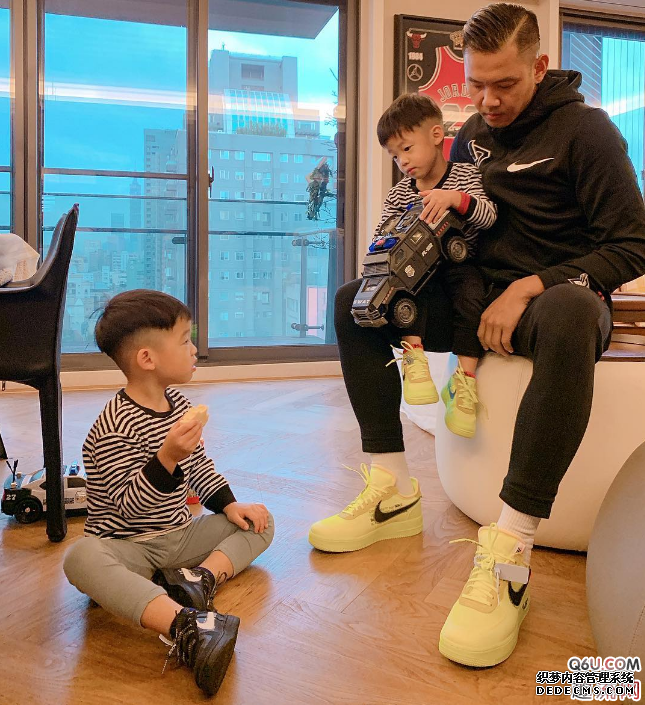 周杰倫、陳建州上腳AF1 x ow聯名親子款 AF1聯名ow價格趨勢是怎么樣的 周杰倫、陳建州上腳AF1 x ow聯名親子款 AF1聯名ow價格趨勢是怎么樣的