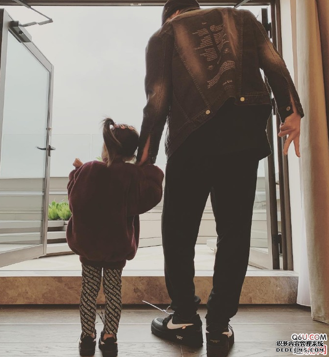 周杰倫、陳建州上腳AF1 x ow聯名親子款 AF1聯名ow價格趨勢是怎么樣的 周杰倫、陳建州上腳AF1 x ow聯名親子款 AF1聯名ow價格趨勢是怎么樣的