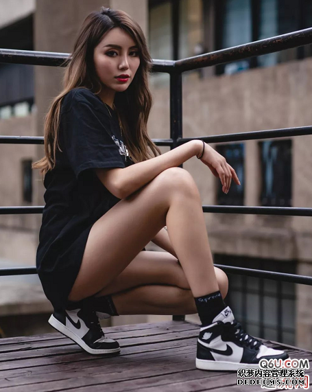 yeezy老爹鞋與AJ1如何穿搭好看 女生穿yeezy老爹鞋和AJ1哪個更好看 yeezy老爹鞋與AJ1如何穿搭好看 女生穿yeezy老爹鞋和AJ1哪個更好看